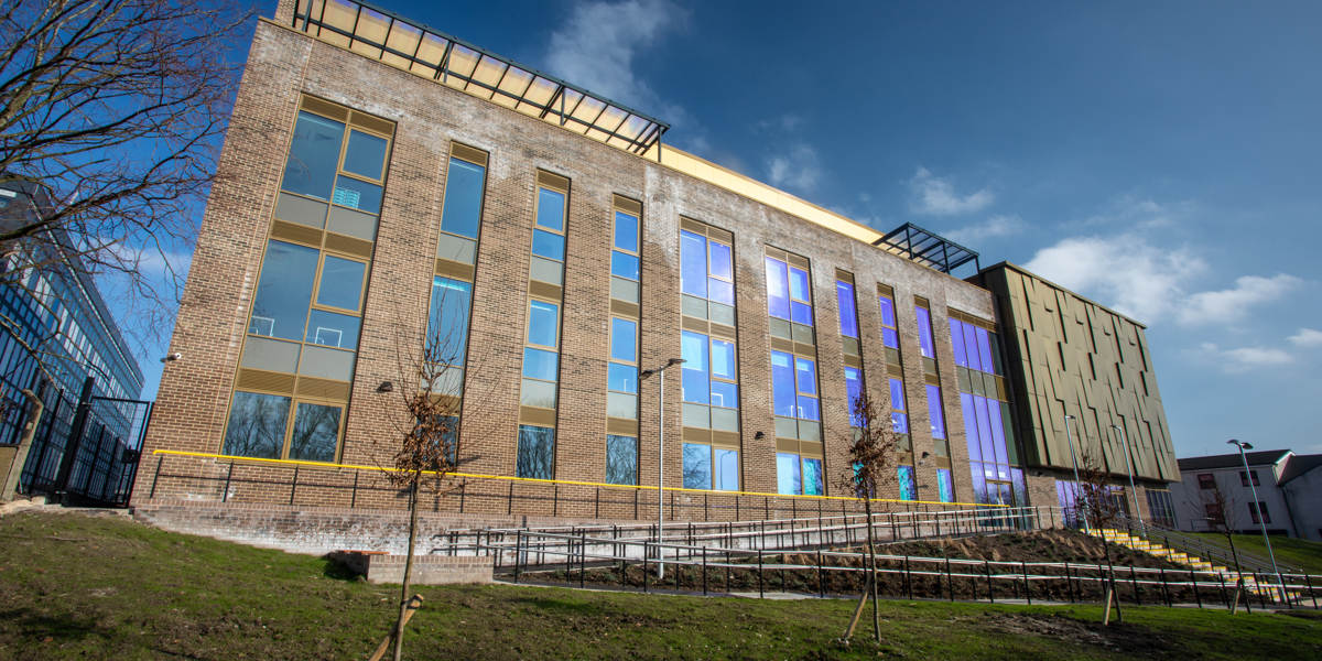 World Class Math World-class maths school cuts ribbon with commemorative ceremony ...